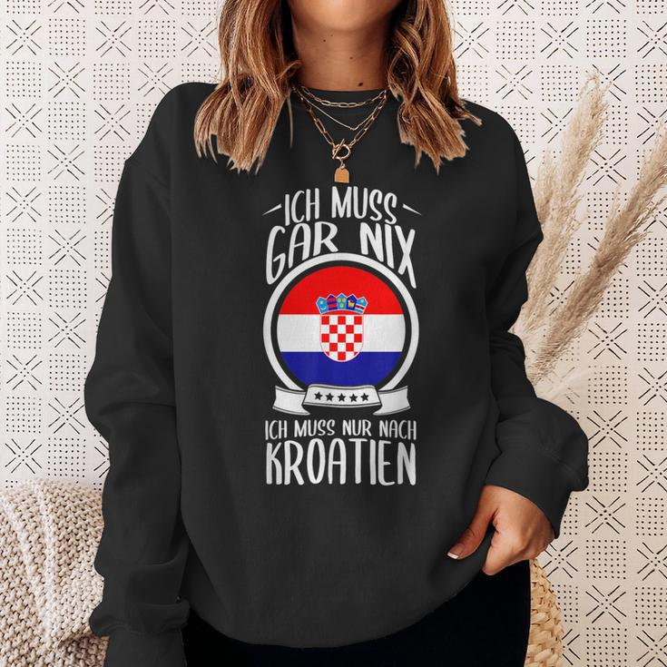 Ich Muss Gar Nix Ich Muss Nur Nach Kroatien Urlaub Croatian Sweatshirt Geschenke für Sie