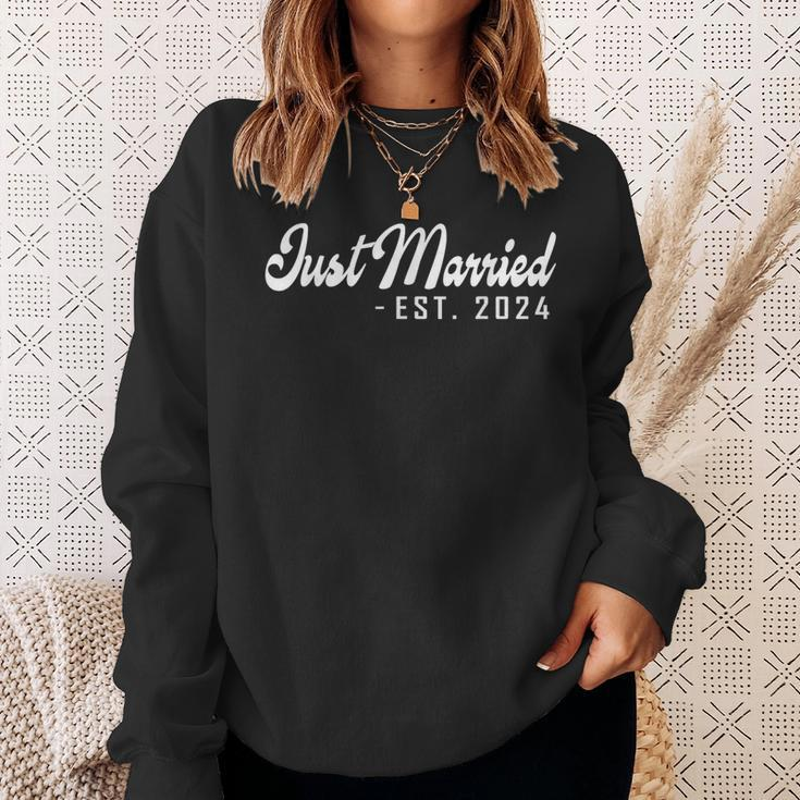 Just Married 2024 Honeymoon Wedding Couples Fiancee Sweatshirt Gifts for Her