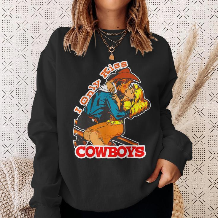 I Only Kiss Cowboys Vintage Western Cowgirl Sweatshirt Gifts for Her