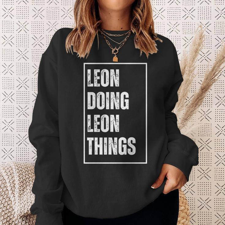 Leon Doing Leon Things Lustigerorname Geburtstag Sweatshirt Geschenke für Sie