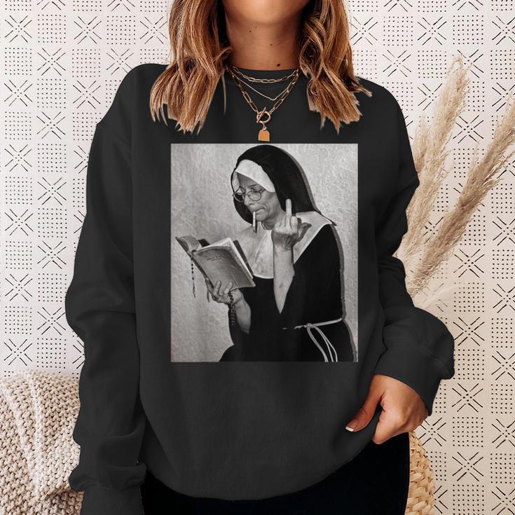 Nun Middle Finger Attitude Novelty Nun Unholy Sweatshirt Geschenke für Sie