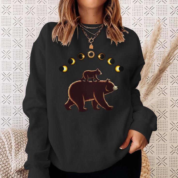 Papa Bär Totale Sonnenfinsternis 8 April Totale Sonnenfinsternis 2024 Familie Sweatshirt Geschenke für Sie