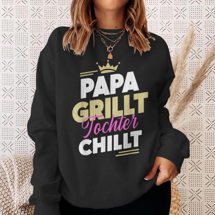 Papa Grillt Tochter Chilltatertag Outdoor Grillen Fan Sweatshirt Geschenke für Sie