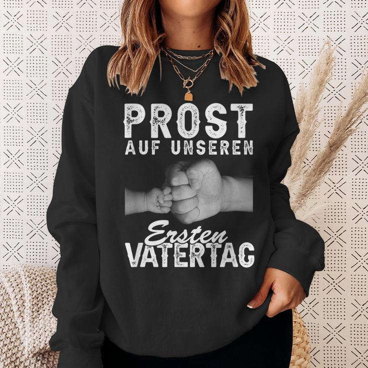 Prost Auf Unser Ersten Father's Day Father Papa Hands Fiste Sweatshirt Geschenke für Sie