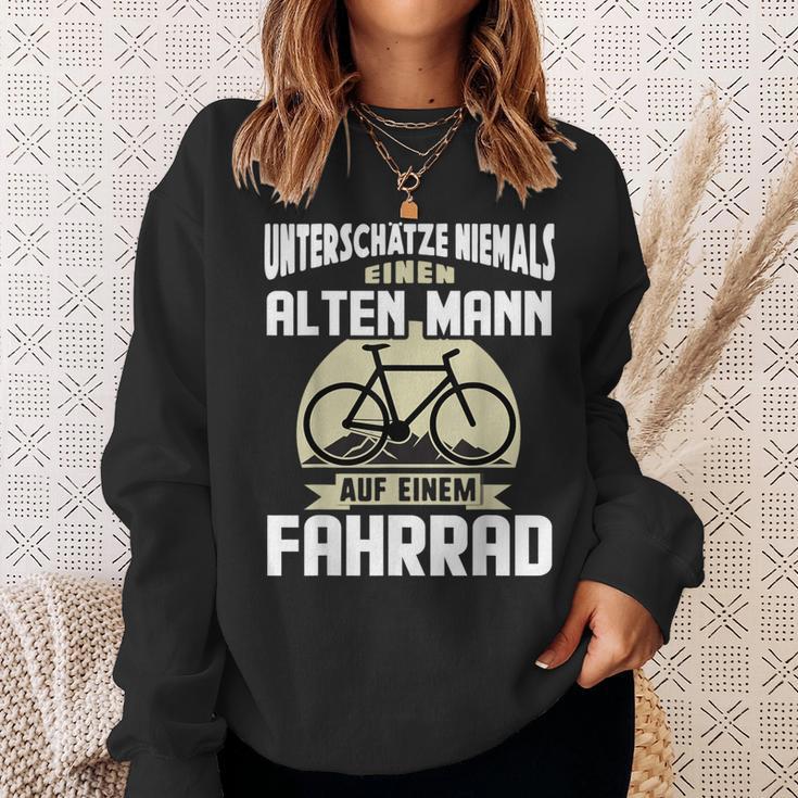 Rad Underschatz Niemal Eine Alten Mann Auf Einem Fahrrad Sweatshirt Geschenke für Sie