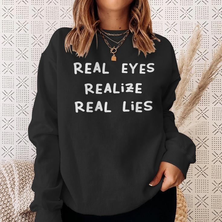 Real Eyes Realize Real Lies Vibes Sweatshirt Geschenke für Sie