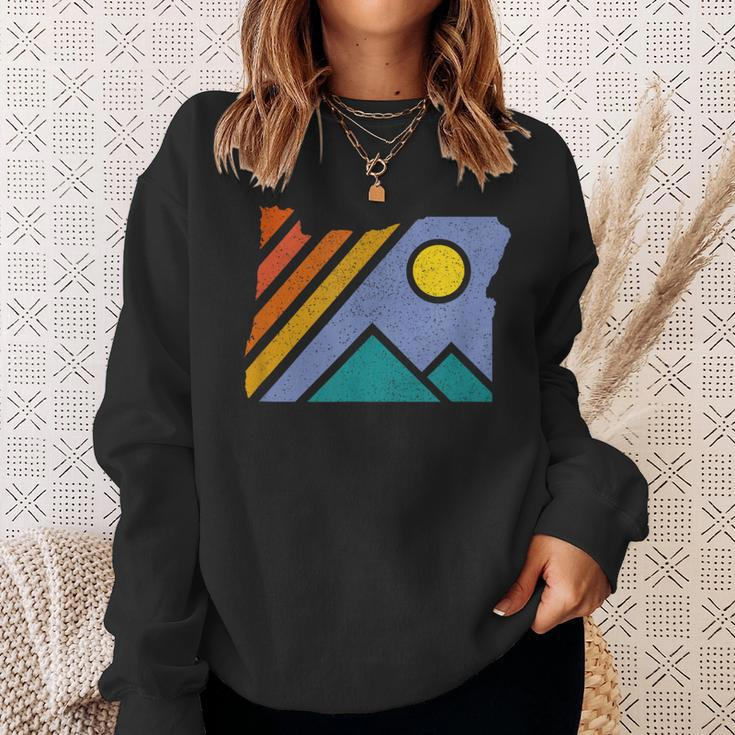Retro Vintage Oregon Throwback Mountains And Sweatshirt Gifts for Her