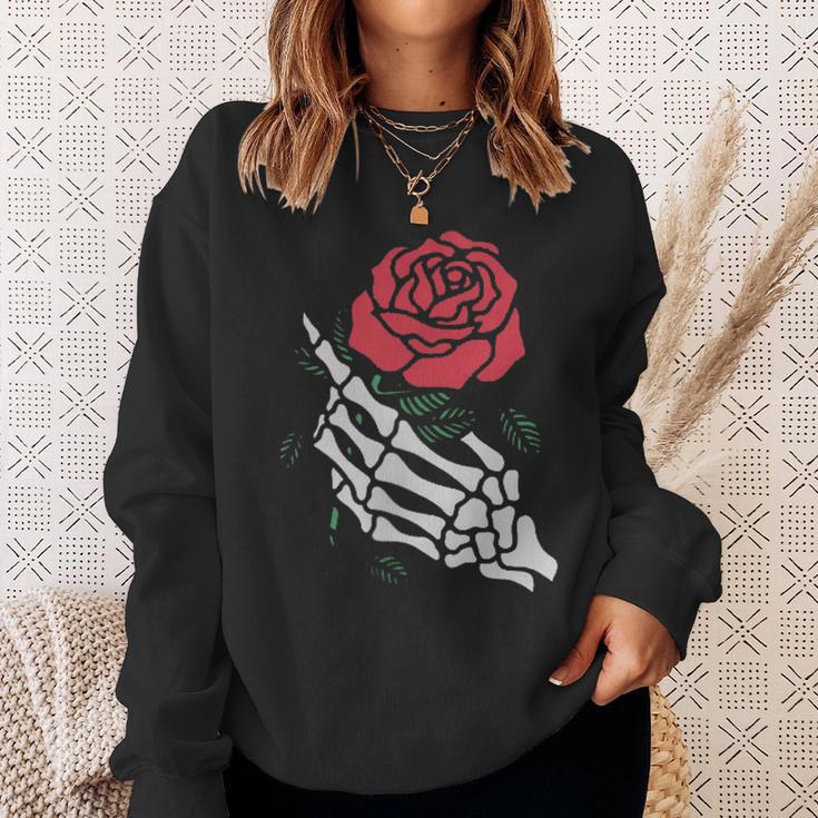 Rote Rose Weißes Skelett Hand Hält Eine Rote Rose Sweatshirt Geschenke für Sie