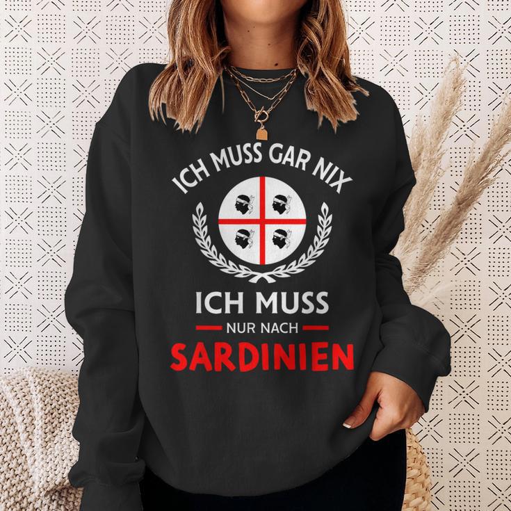 Sardegna Ich Muss Gar Nix Nur Nach Sardinien Saying Sweatshirt Geschenke für Sie