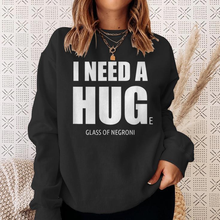 Schwarzweißes Sweatshirt I Need A H.U.G.E Glass of Negroni, Lustiges Sweatshirt für Cocktailfans Geschenke für Sie