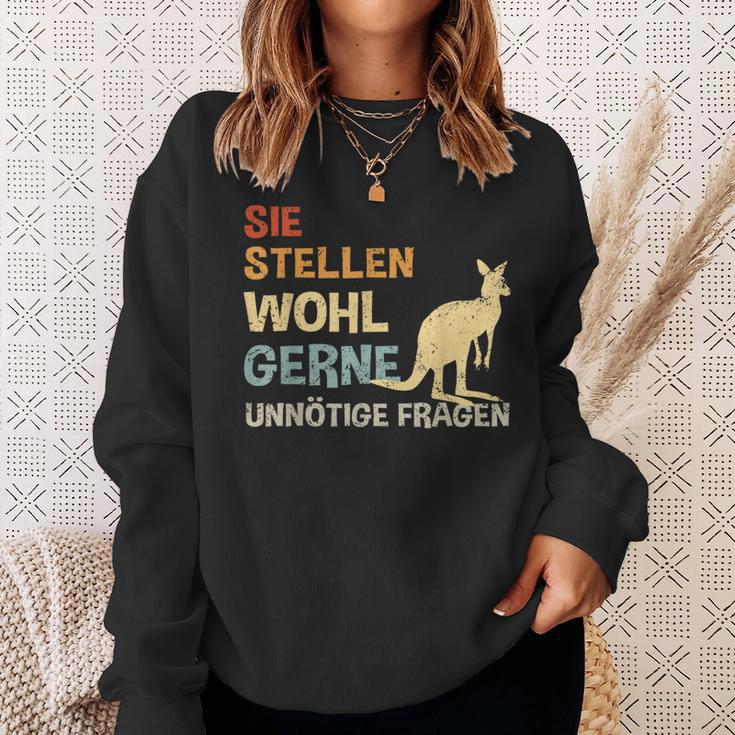 Sie Stellen Wohl Gerne Unnecessary Fragen Retro Kangaroo S Sweatshirt Geschenke für Sie