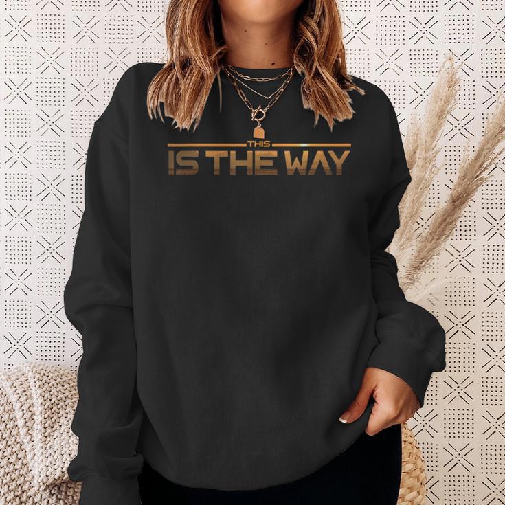 This is the Way Schwarzes Unisex Sweatshirt, Goldschrift Motiv Geschenke für Sie