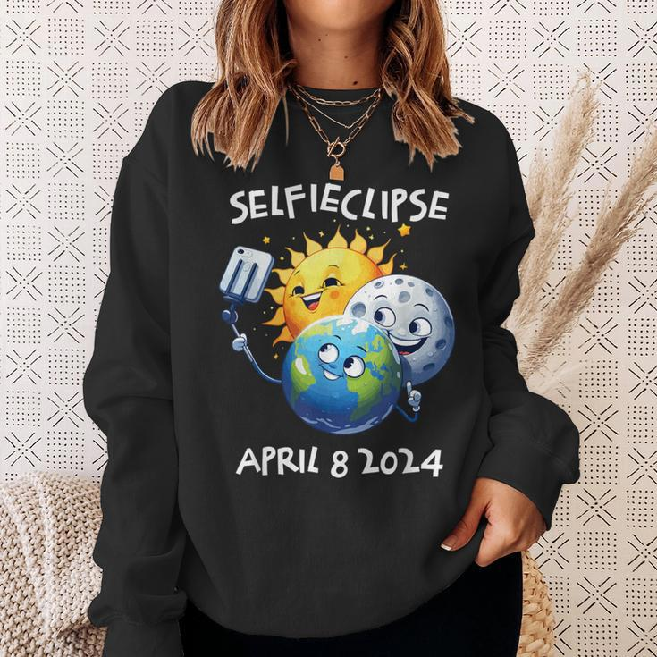 Total Solar Eclipse 2024 Selfieclipse Sun Moon Earth Selfie Sweatshirt Gifts for Her