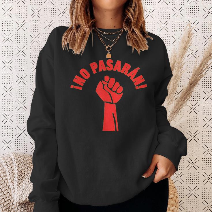 Unisex Sweatshirt Schwarz mit ¡No Pasarán! & Roter Faust, Politisches Design Geschenke für Sie