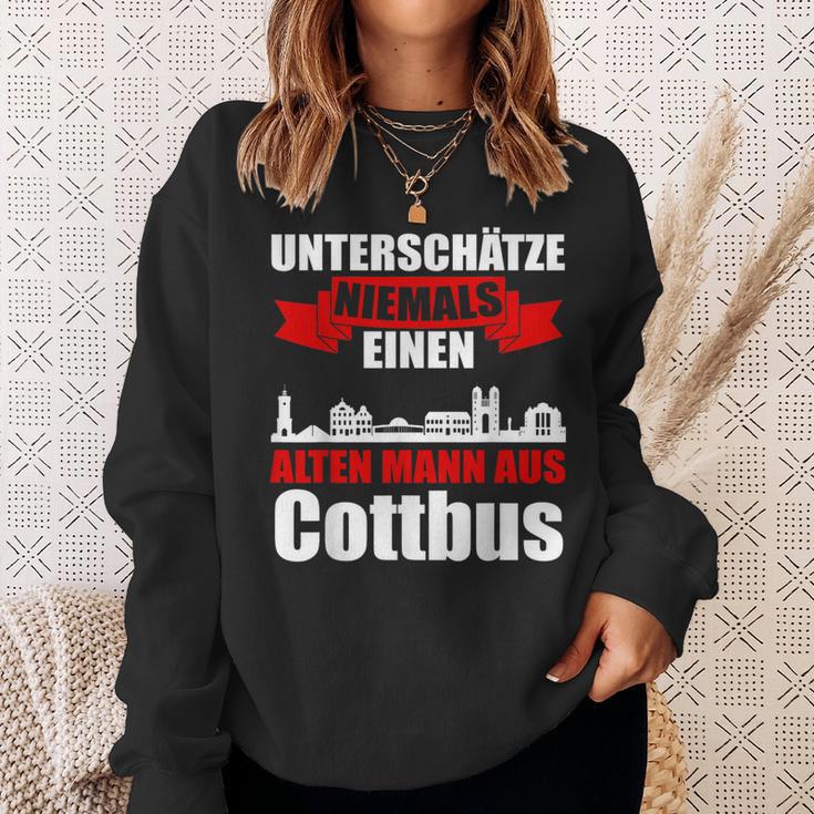 Unterschätze Niemals Ein Alten Mann Aus Cottbus Sweatshirt Geschenke für Sie