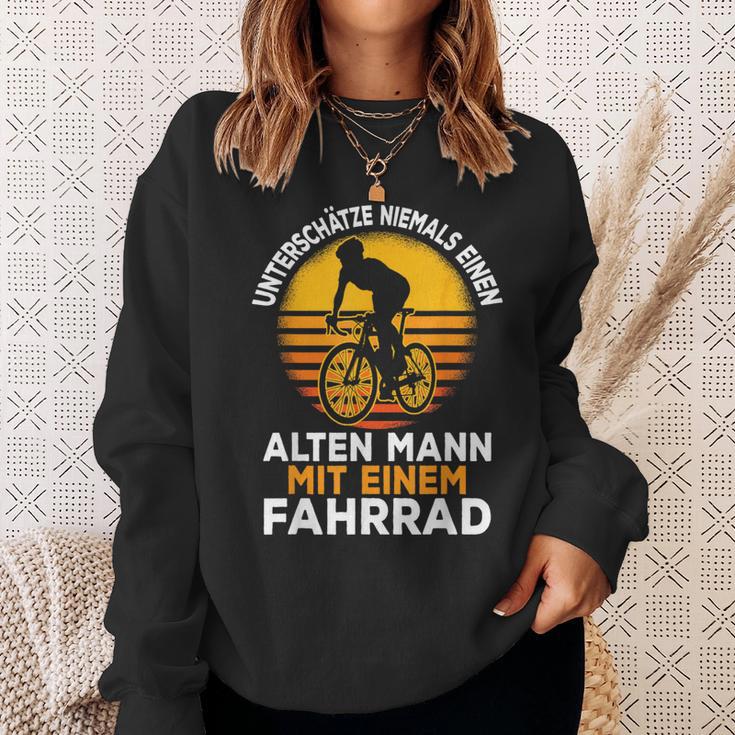 Unterschätze Niemals Einen Alten Mann Mit Einem Fahrrad Sweatshirt Geschenke für Sie