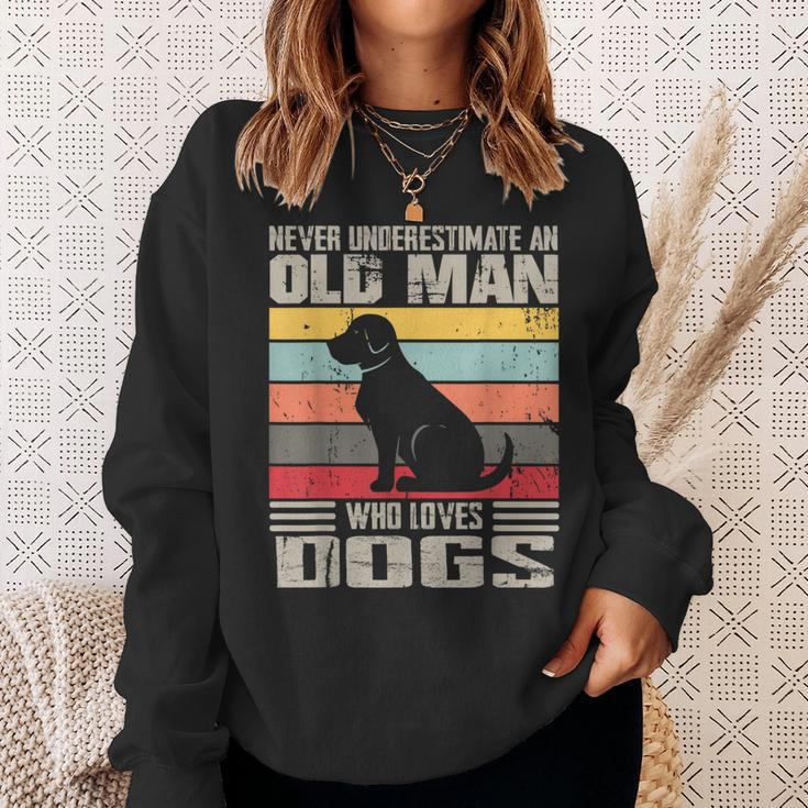 Vintage Never Underestimate An Old Man Who Loves Dogs Cute Sweatshirt Gifts for Her