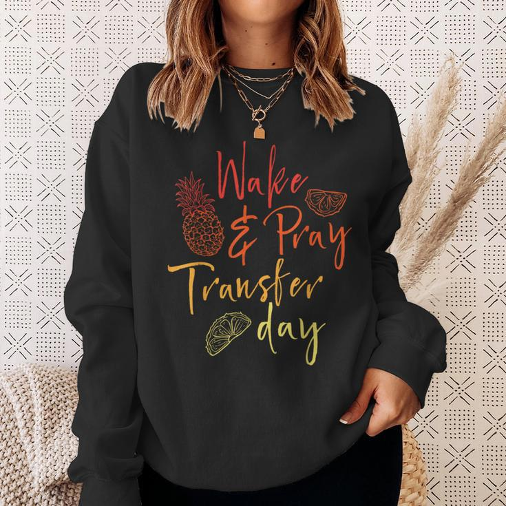 Wake & Pray Transfer Day Embryo Transfer Ivf Pregnancy Sweatshirt Gifts for Her