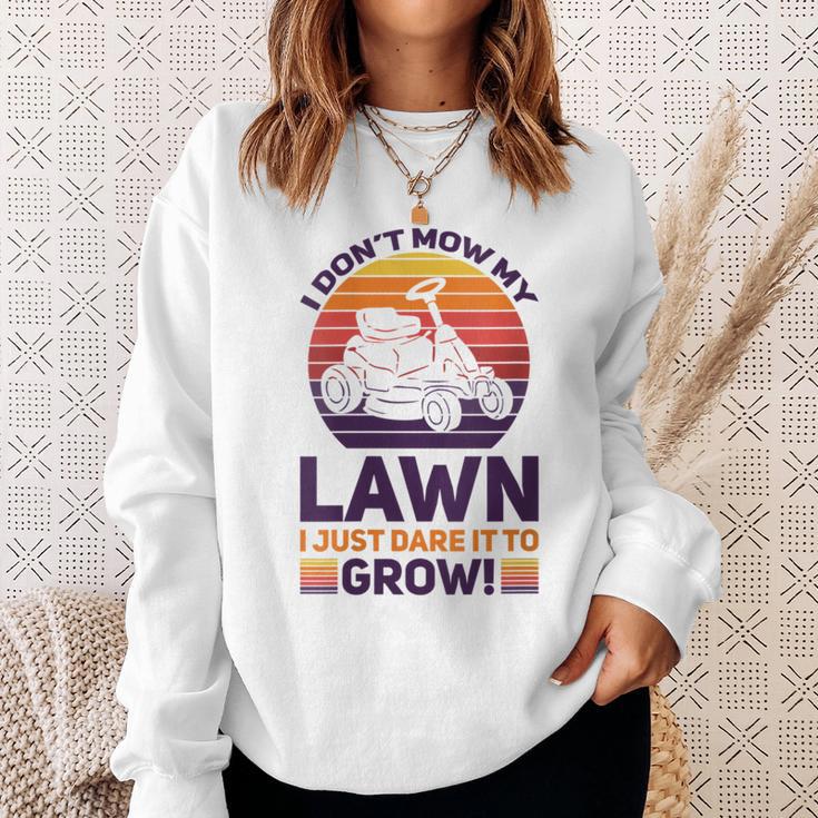 Damen Lustiger Mäher Rasen Bier Papa Landschaftsbau Dare It Wh Mit-Ausschnitt Sweatshirt Geschenke für Sie