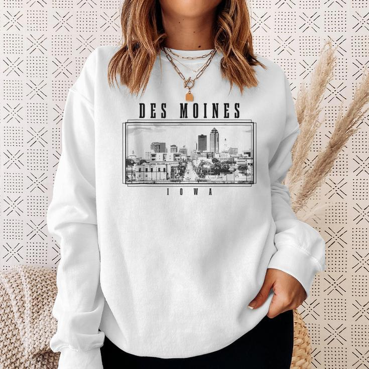 Des Moines Iowa Vintage Skyline Black & White Des Moines Sweatshirt Gifts for Her
