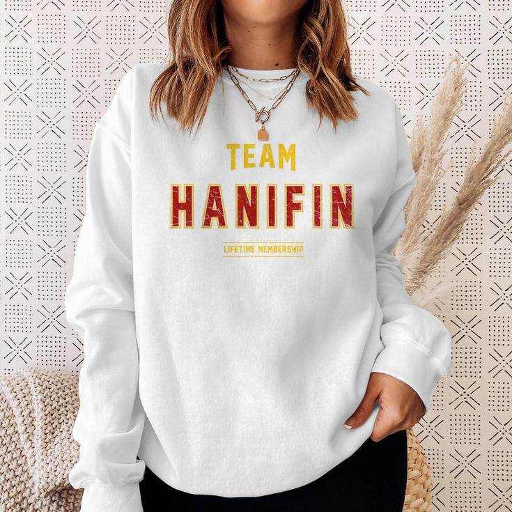 Distressed Team Hanifin Proud Family Nachname Nachname Sweatshirt Geschenke für Sie