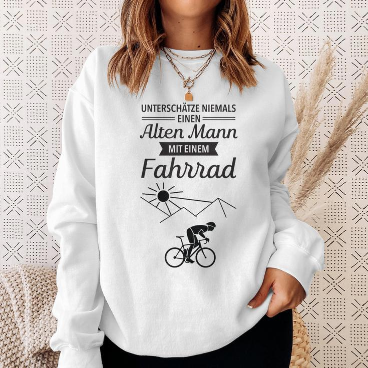 Unterschätze niemals einen alten Mann mit Fahrrad Sweatshirt, Lustiges Radfahrer Tee Geschenke für Sie