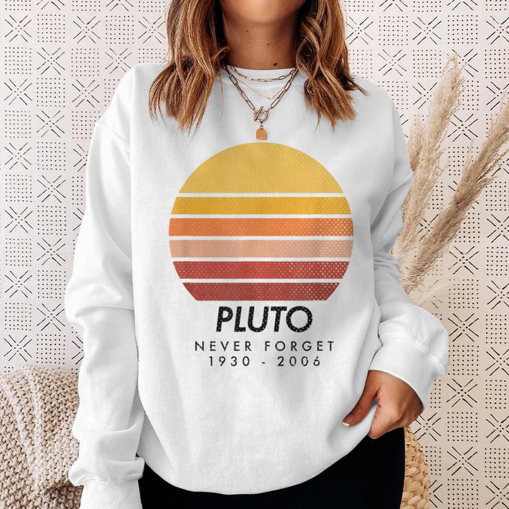 Vintage Never Forget Pluto Retro Astronomy Space Sweatshirt Geschenke für Sie