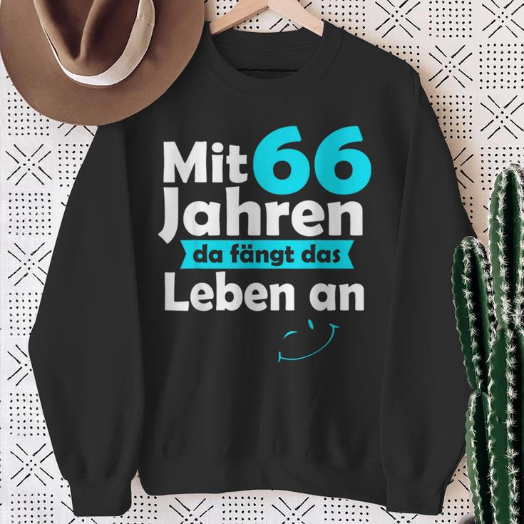 66 Jahre Mit 66 Jahre Da Fanggt Das Leben An German Language Sweatshirt Geschenke für alte Frauen