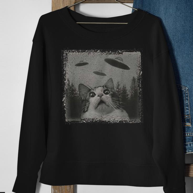 Alien Ufo Cat Selfie Kitty Vintage Graphic Cats Lover Sweatshirt Gifts for Old Women