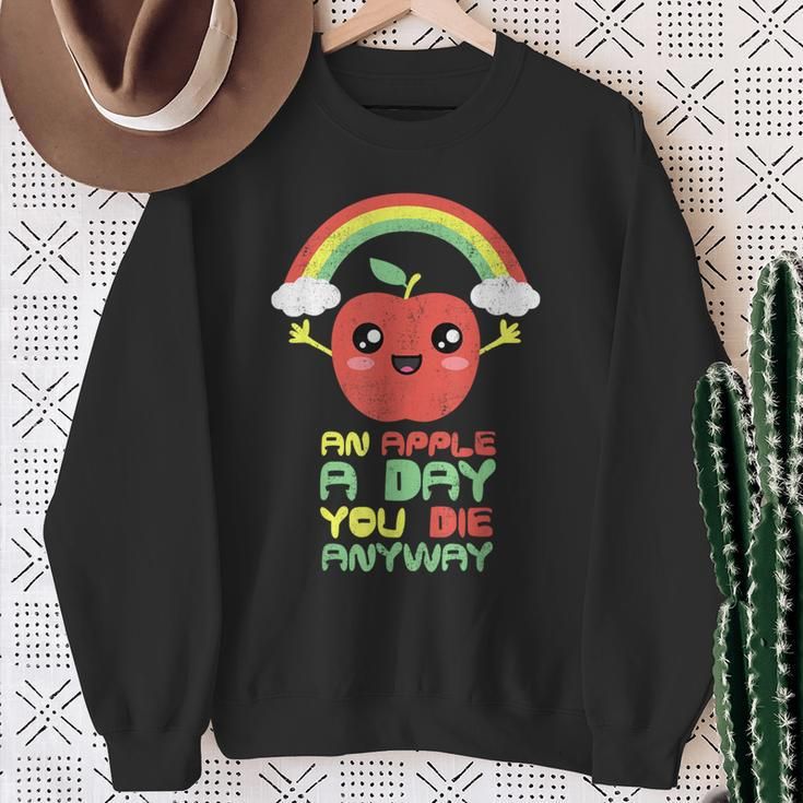 An Apple A Day You Die Anyway Cute Sweatshirt Geschenke für alte Frauen