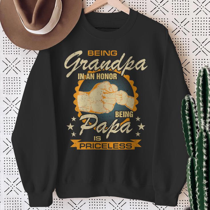 Damen Being Grandpa Is An Honor Being Papa Is Priceless Best Dad Mit-Ausschnitt Sweatshirt Geschenke für alte Frauen