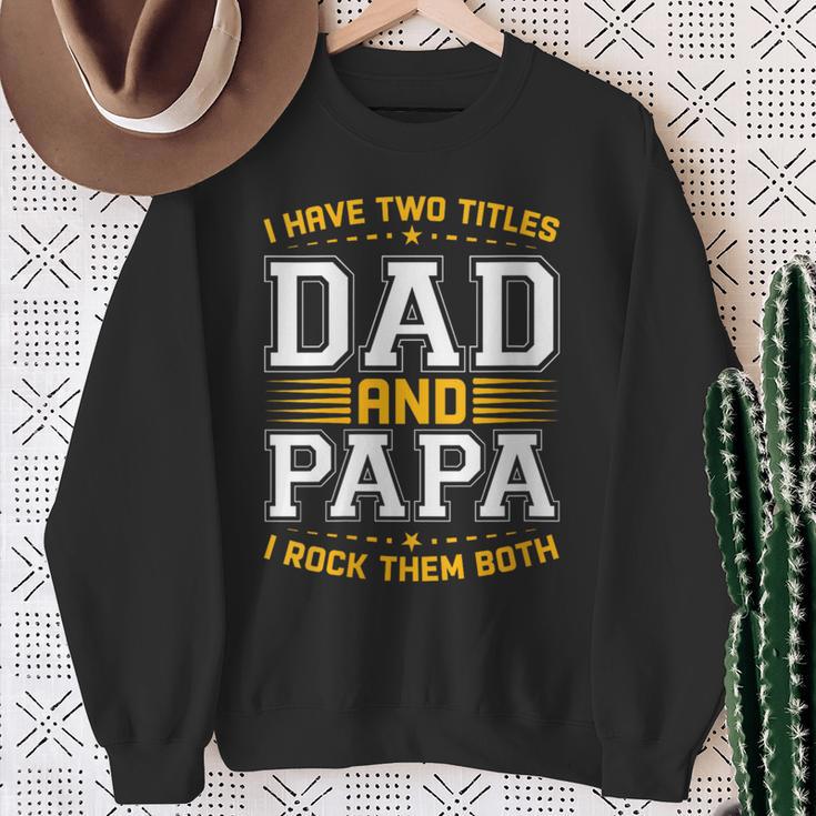 Damen Ich Habe Zwei Titel Papa Und Papa Lustigeratertag Papa Mit-Ausschnitt Sweatshirt Geschenke für alte Frauen