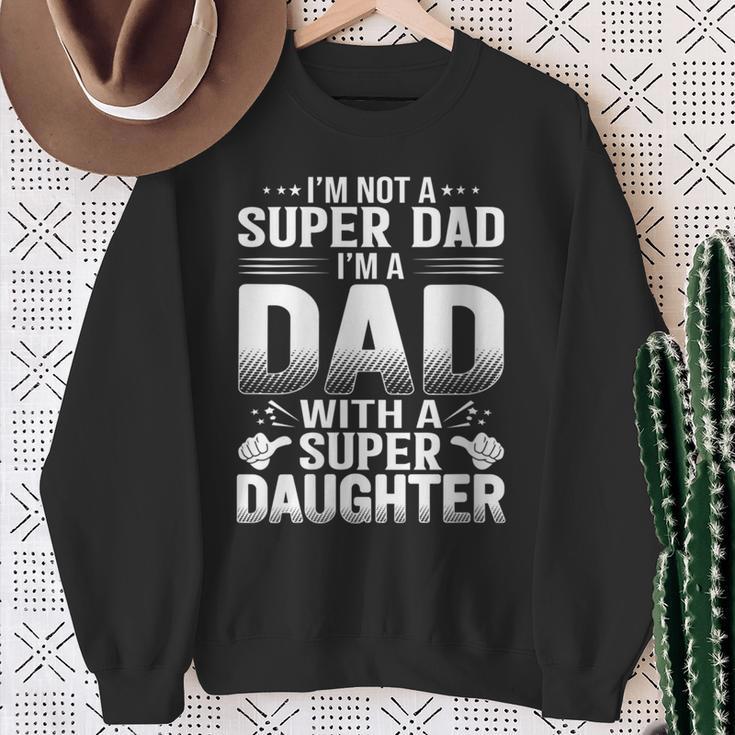 Damen Kein Super Papa Ich Bin Papa Mit Einer Supertochteraterkind Mit-Ausschnitt Sweatshirt Geschenke für alte Frauen