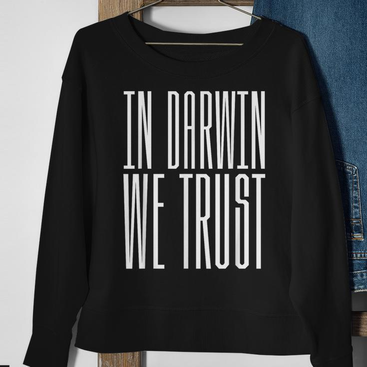In Darwin Vertrauen Wir Atheist Evolutionswissenschaft Black Sweatshirt Geschenke für alte Frauen