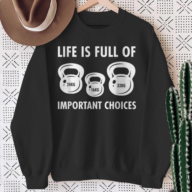 Das Leben Istoller Important Decisions Life Is Full Of Important Decisions Kettlebell Sweatshirt Geschenke für alte Frauen