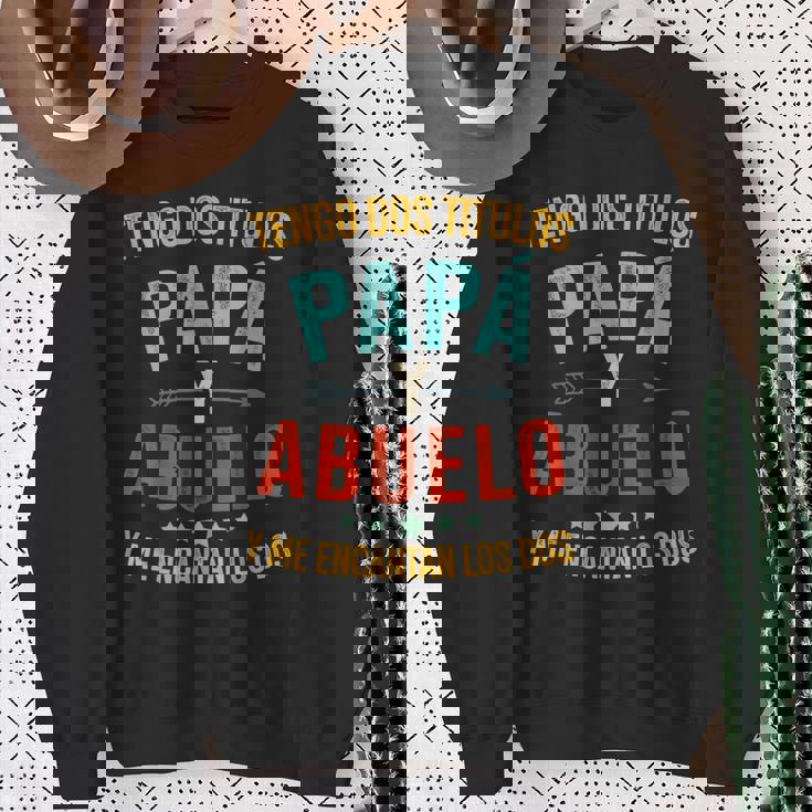 Dos Titulos Papá Y Abuelo Encantan Los Dos Día Del Padre Sweatshirt Gifts for Old Women