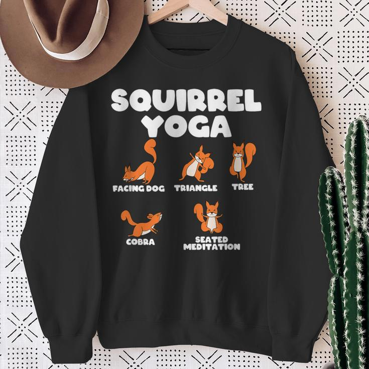Eichhörnchen Yoga Lustiges Pose Illustration Schwarz Sweatshirt Geschenke für alte Frauen