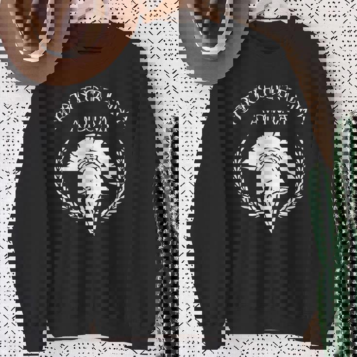 Fortis Fortuna Adiuvat Latina Camisa de entrenamiento Regalos para ancianas