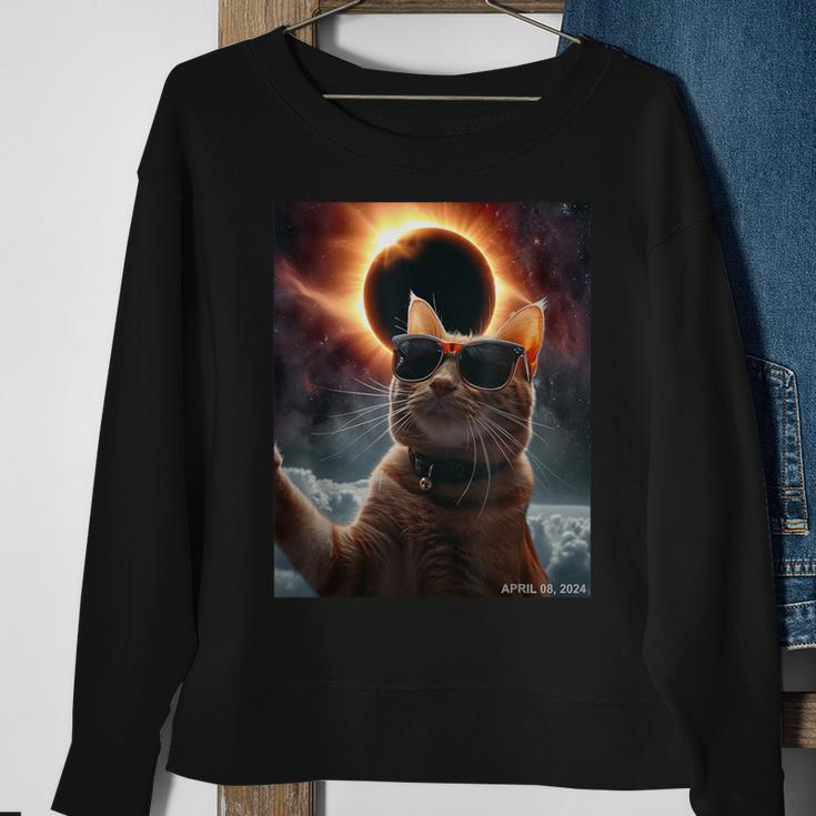 Cat Taking A Selfie With Solar Eclipse 2024 Glasses Sweatshirt Gifts for Old Women
