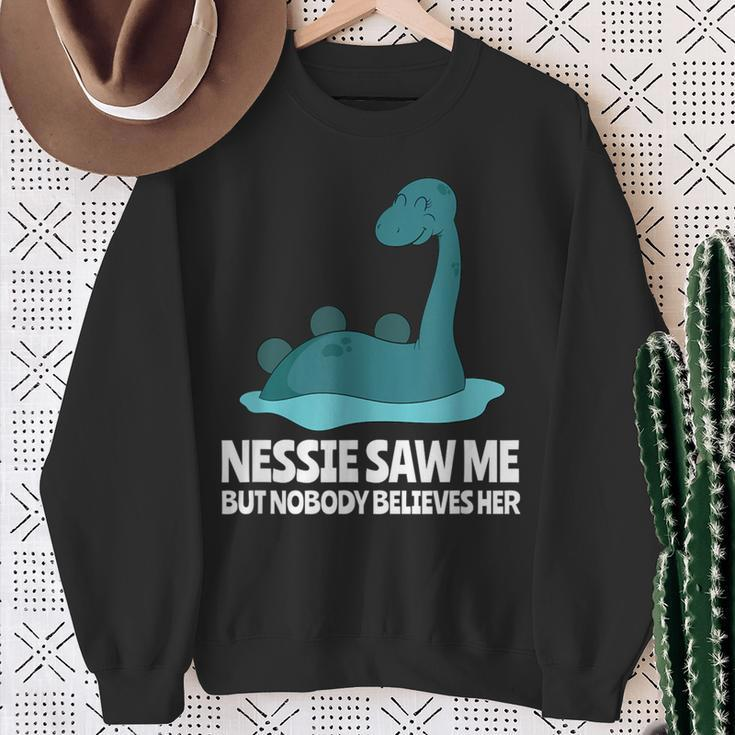 Nessie Monster Von Loch Ness Monster Scotland Sweatshirt Geschenke für alte Frauen