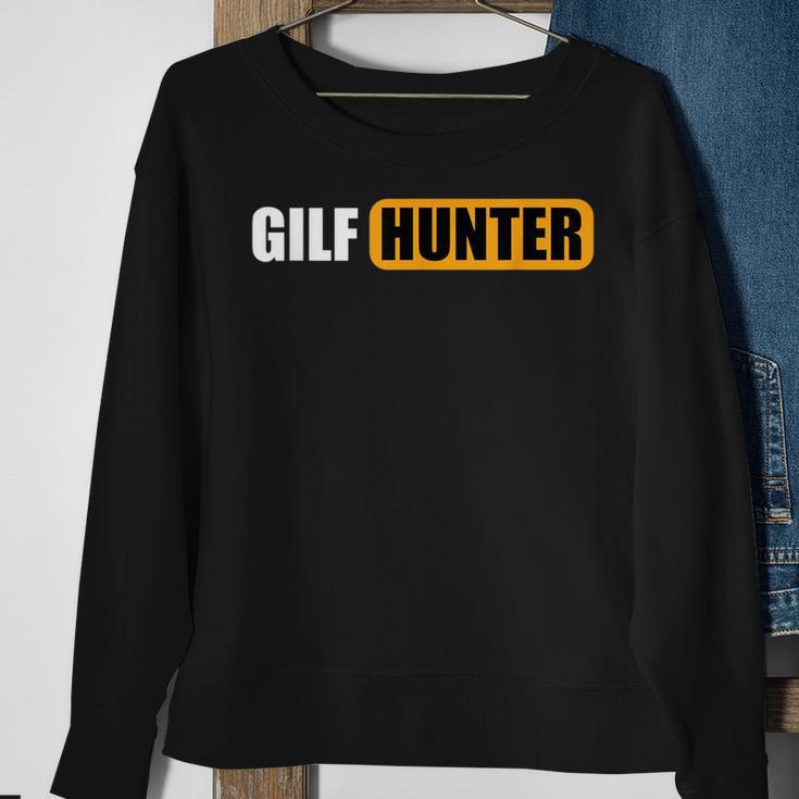 GILF Hunter Schwarzes Sweatshirt, Lustiges Design in Gelb und Weiß Geschenke für alte Frauen