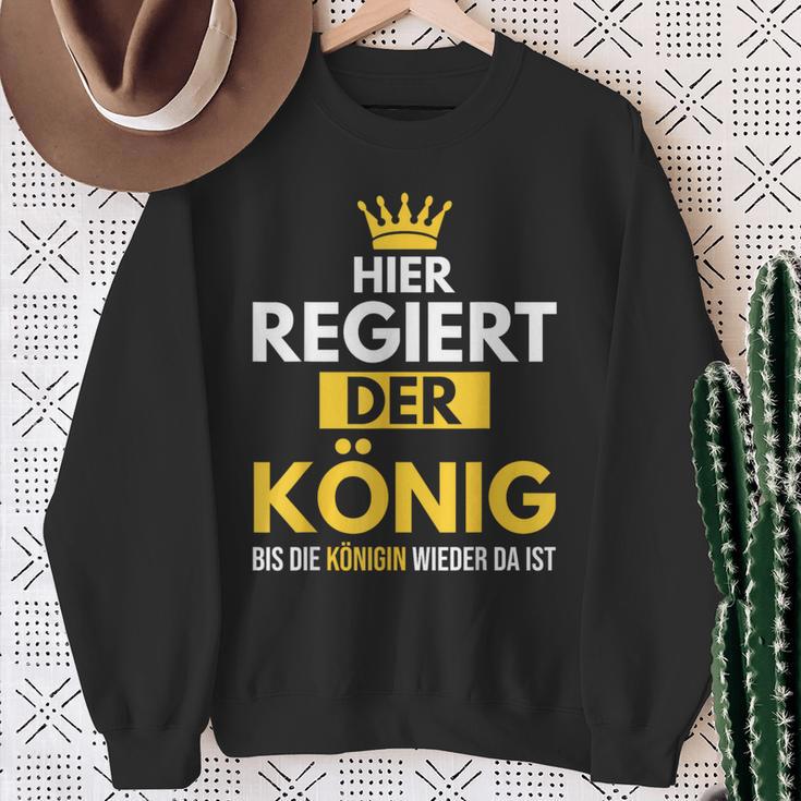 Hier Regiert Der König Bis Die Queeen Wieder Da Ist Sweatshirt Geschenke für alte Frauen