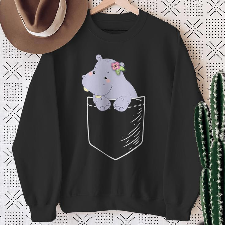 Hippopotamus in Tasche Schwarzes Sweatshirt, Lustiges Tiermotiv Tee Geschenke für alte Frauen