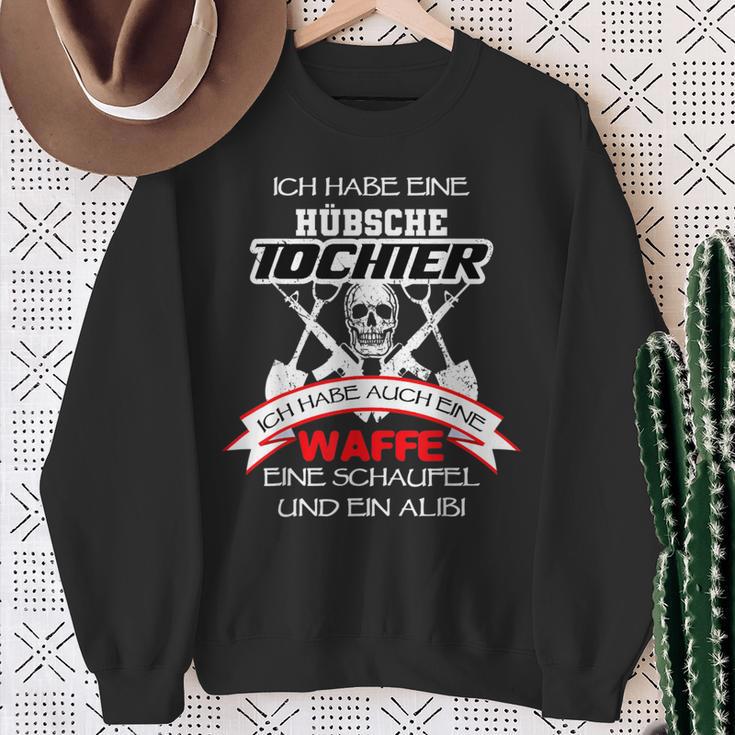 Ich Habe Eine Hübsche Tochter Eine Waffe Und Ein Alibibi Sweatshirt Geschenke für alte Frauen