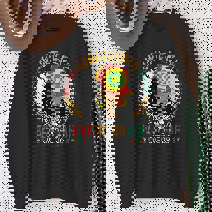 Junenth Breaking Every Chain Since 1865 African Women Sweatshirt Gifts for Old Women
