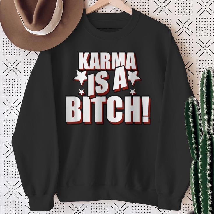 Karma Is A Bitch Slogan Sweatshirt Geschenke für alte Frauen