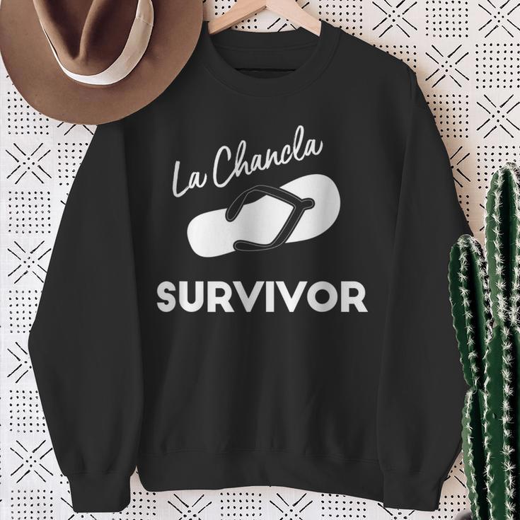 La Chancla SurvivorLatino Hispanic Sayings Sweatshirt Gifts for Old Women