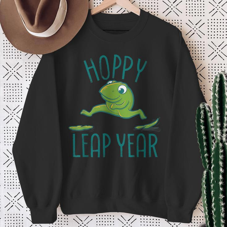 Leap Year February 29 Birthday Cute Frog Happy Leap Day Sweatshirt Gifts for Old Women