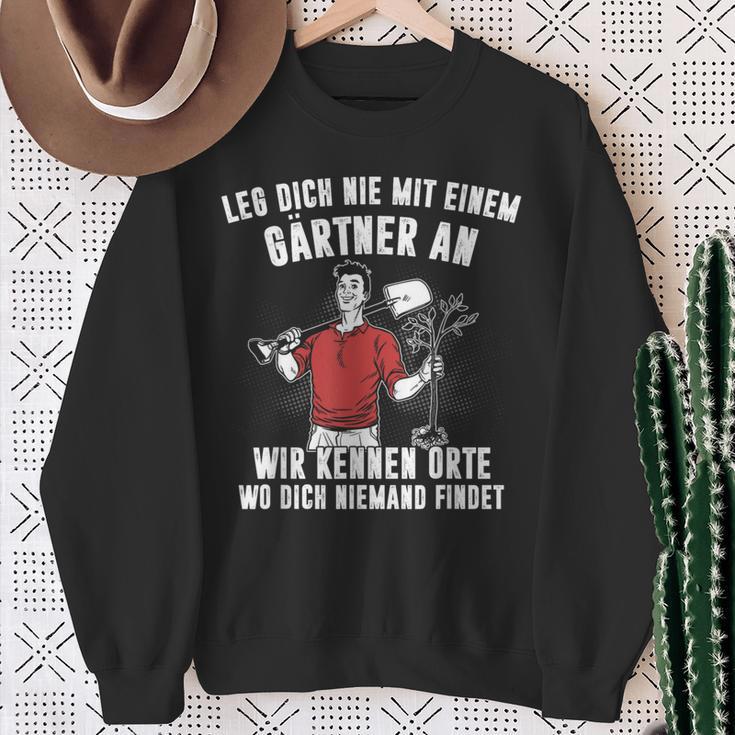 Leg Dich Nie Mit Einer Gärtner An Gartenarbeit Garden Sweatshirt Geschenke für alte Frauen