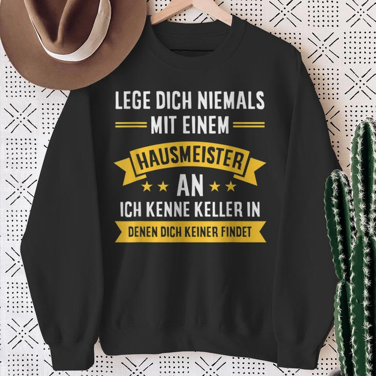 With Leg Dich Niemal Mit Einen Hausmeister An Hauswart Sayings Sweatshirt Geschenke für alte Frauen